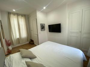 亚眠CASA DOLCE的白色卧室配有床和平面电视
