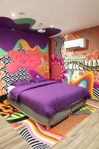 蒙斯Capsule Groovy-Jacuzzi-Sauna-Billard-Netflix- Nintendo Switch & Jeux的一间卧室配有一张壁画床