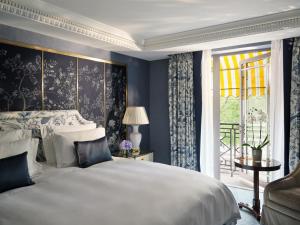 伦敦多切斯特酒店 - 多尔切斯特精选的一间卧室设有一张大床和一个窗户。