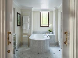 伦敦多切斯特酒店 - 多尔切斯特精选的白色的浴室设有大浴缸和窗户。