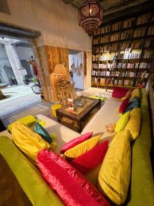 索维拉Les Terrasses d'Essaouira - Yoga Shala的客厅配有带色彩缤纷枕头的大沙发