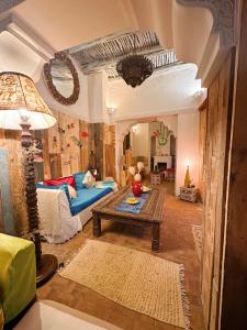 索维拉Les Terrasses d'Essaouira - Yoga Shala的客厅配有蓝色的沙发和桌子