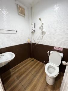 清刊โรงแรมบ้านครูตุ้ม เชียงคาน เลย Baankrutoom Hotel Chiangkhan Loei的一间带卫生间和水槽的浴室