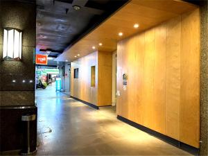 台北优美饭店-双连MRT的带有木墙的建筑走廊