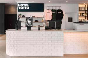 卧龙岗Hotel TOTTO Wollongong的一间拥有白色台面的酒店商店