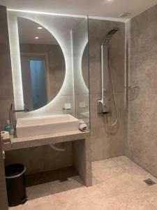 弗尔卡利特萨公寓的浴室配有浴缸、淋浴和镜子
