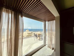 泽布季Salini Suites的客房设有海景大窗户。