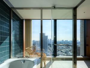 东京THE AOYAMA GRAND HOTEL的带浴缸的大窗户