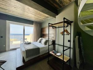 泽布季Salini Suites的一间卧室设有一张床,享有海景