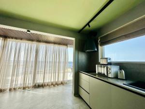 泽布季Salini Suites的厨房设有海景窗户。