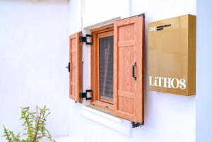 斯基亚索斯镇Lithos Suites, Premium Κey Collection的建筑物一侧的窗户