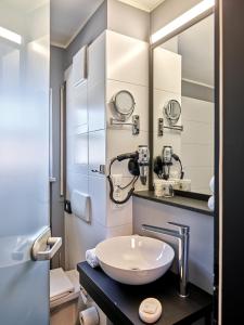 帕绍Hotel Innsento - Health Campus Passau的一间带水槽和镜子的浴室