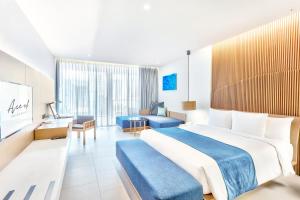 七岩華欣王牌度假村的酒店客房设有一张大床和一张沙发。