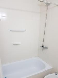 布宜诺斯艾利斯Jazzy-Habitación en Dpto Compartido的白色的浴室设有浴缸和卫生间。