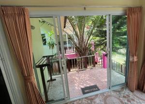 拉迈Mae Somboon House的推拉玻璃门,享有庭院的景色