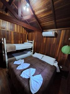 布罗塔斯Pousada Sabiá的小屋内带两张双层床的客房