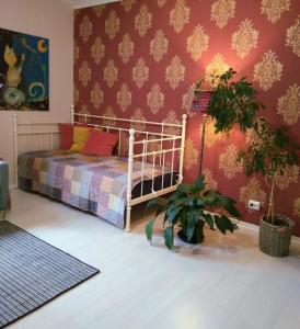 吕克瑟勒,,Björklunda" cozy apartment in swedish lapland的一间卧室设有一张床和红色的墙壁