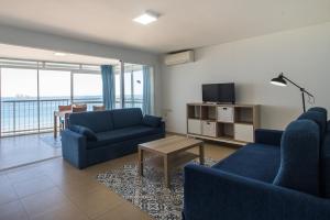 贝尼多姆托雷亚戈公寓酒店的客厅配有2张蓝色沙发和1台电视
