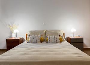 拉夫蒂港My Porto Villa的一间卧室配有一张带2个床头柜的大床