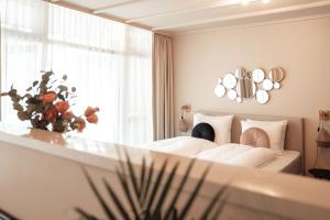 恩斯赫德Hotel bij Jacob的一间卧室设有一张床和一个花瓶的窗户