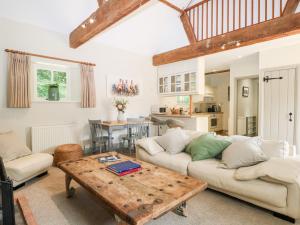 佩特沃斯Hungers Cottage的客厅配有沙发和桌子