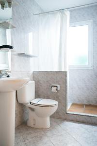 Son CarrioApartchalet villas Elvira. Villa F的浴室配有卫生间、盥洗盆和淋浴。