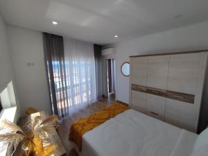 阿玛考德佩拉T2 - Praia Pescadores Frente Mar - Casas & Papéis的一间卧室配有一张大床和一个大型梳妆台
