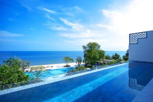 七岩斯攀瓦巴巴海滩俱乐部华欣酒店的享有海滩景致的游泳池