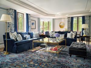伦敦多切斯特酒店 - 多尔切斯特精选的客厅配有蓝色的沙发和玻璃桌