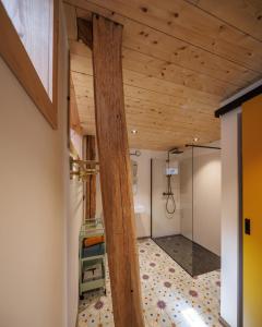 罗什福尔Cerf, ouvre-moi B&B的客房设有木制天花板和玻璃淋浴间。