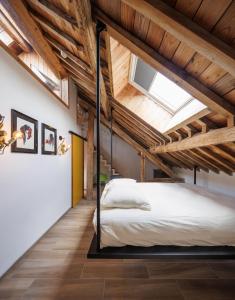 罗什福尔Cerf, ouvre-moi B&B的阁楼设有1间带1张床的卧室和木制天花板