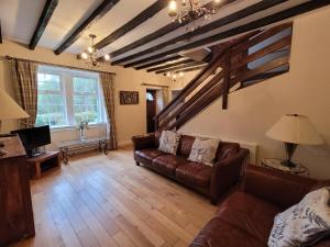 罗厄德南Dubh Loch Cottage的带沙发和电视的客厅
