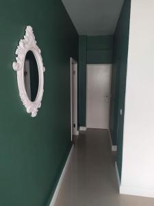 普拉亚Homing Plateau - Apartment in the city of Praia的绿色的客房设有镜子和走廊
