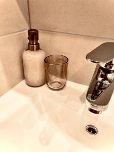 斯伽尔达Villa Vilma的浴室水槽设有肥皂和玻璃
