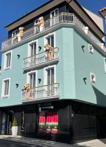 马塞杜-迪卡瓦莱鲁什穆沙舒酒店的蓝色的建筑,阳台上有泰迪熊