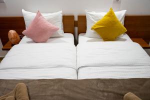 SopotAlexander Resort的床上的2个枕头