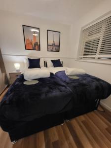 South OckendonLovely 2-Bed Apartment in Grays的卧室内的一张大床和一张大黑毯子