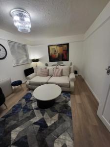 South OckendonLovely 2-Bed Apartment in Grays的客厅配有沙发和桌子