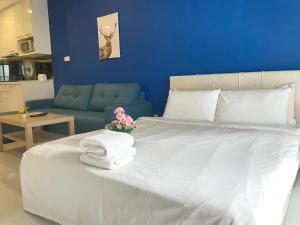 吉隆坡Mercu Summer Suite KLCC by Minshuku的卧室配有白色床和毛巾