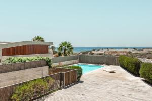 格拉纳迪利亚德亚沃纳Casa en la playa la Mareta的海边带游泳池的房子