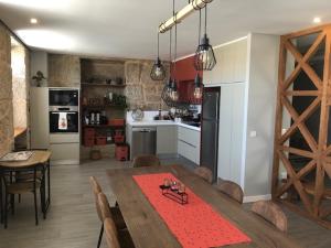 瓜尔达Hostel S. Miguel FitNCare的厨房、带木桌的用餐室以及带餐桌的厨房。