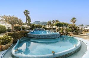 伊斯基亚Hotel Terme Tritone Resort & Spa的度假村内的大型游泳池