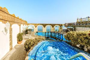 伊斯基亚Hotel Terme Tritone Resort & Spa的一座建筑物中央的游泳池