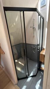 KırklareliLONGOSPHERE GLAMPING的一间位于浴室的玻璃淋浴间