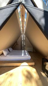 KırklareliLONGOSPHERE GLAMPING的房间里的帐篷里的一张床位
