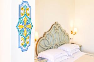 伊斯基亚Hotel Terme Tritone Resort & Spa的卧室配有一张床,墙上设有镜子