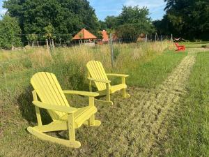 瓦尔斯罗德Fuchsbau的两把黄色椅子坐在草地上