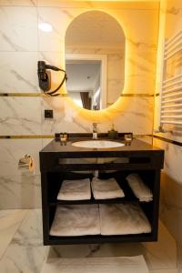 PelitliCOMFORT HOUSE HOTEL的一间带水槽和镜子的浴室