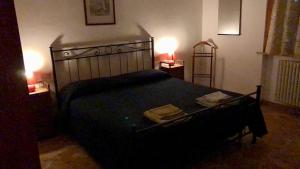 比萨B&B Francesco的一间卧室配有一张大床和两条毛巾