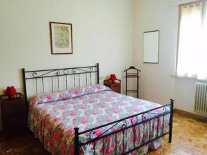 比萨B&B Francesco的一间卧室配有一张带彩色床罩的床